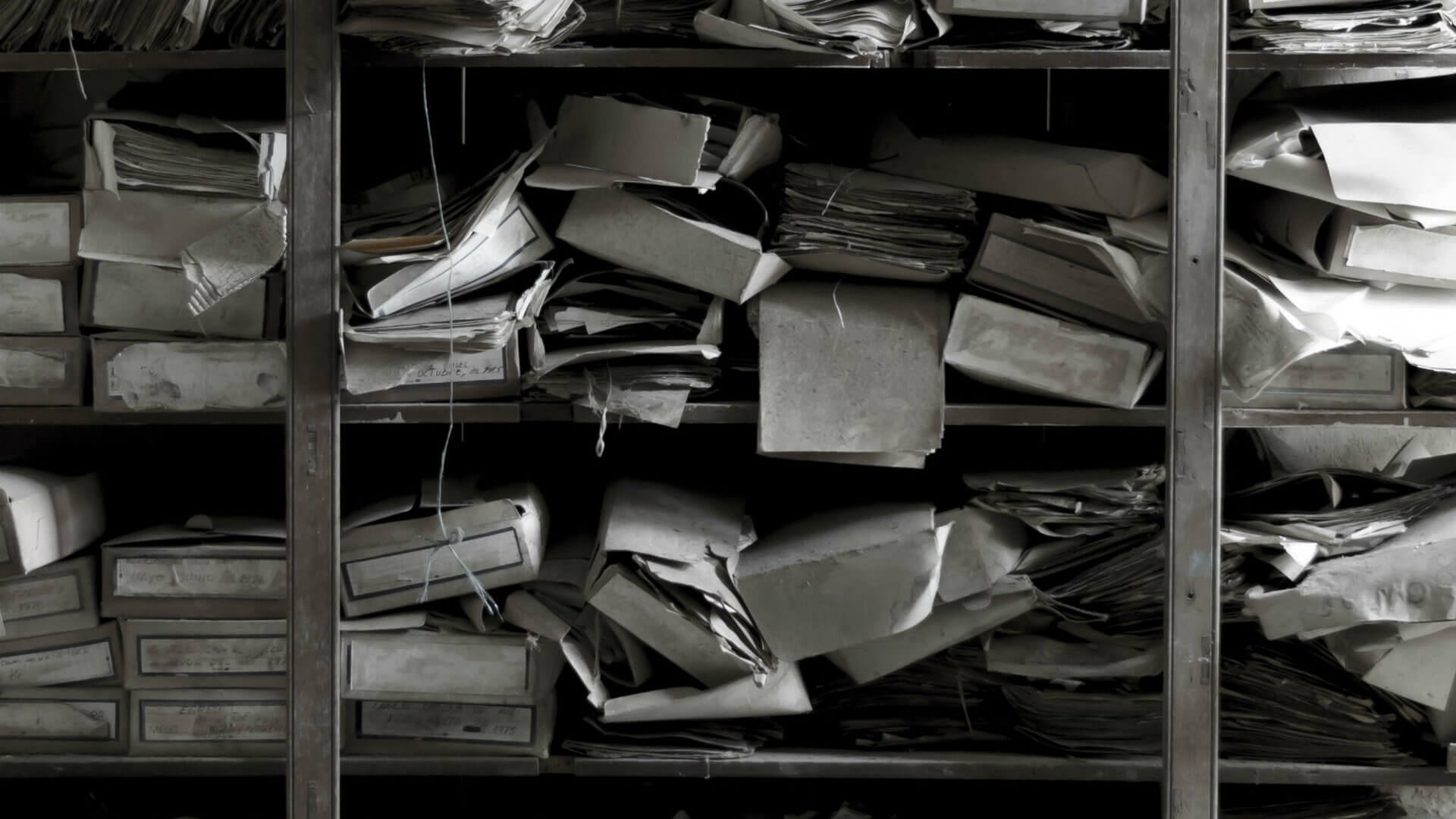 shelf-messy-books-clutter-ss-1920