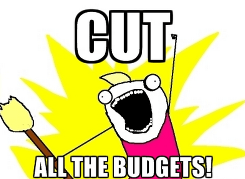 Un meme mostrando recortar todos los presupuestos