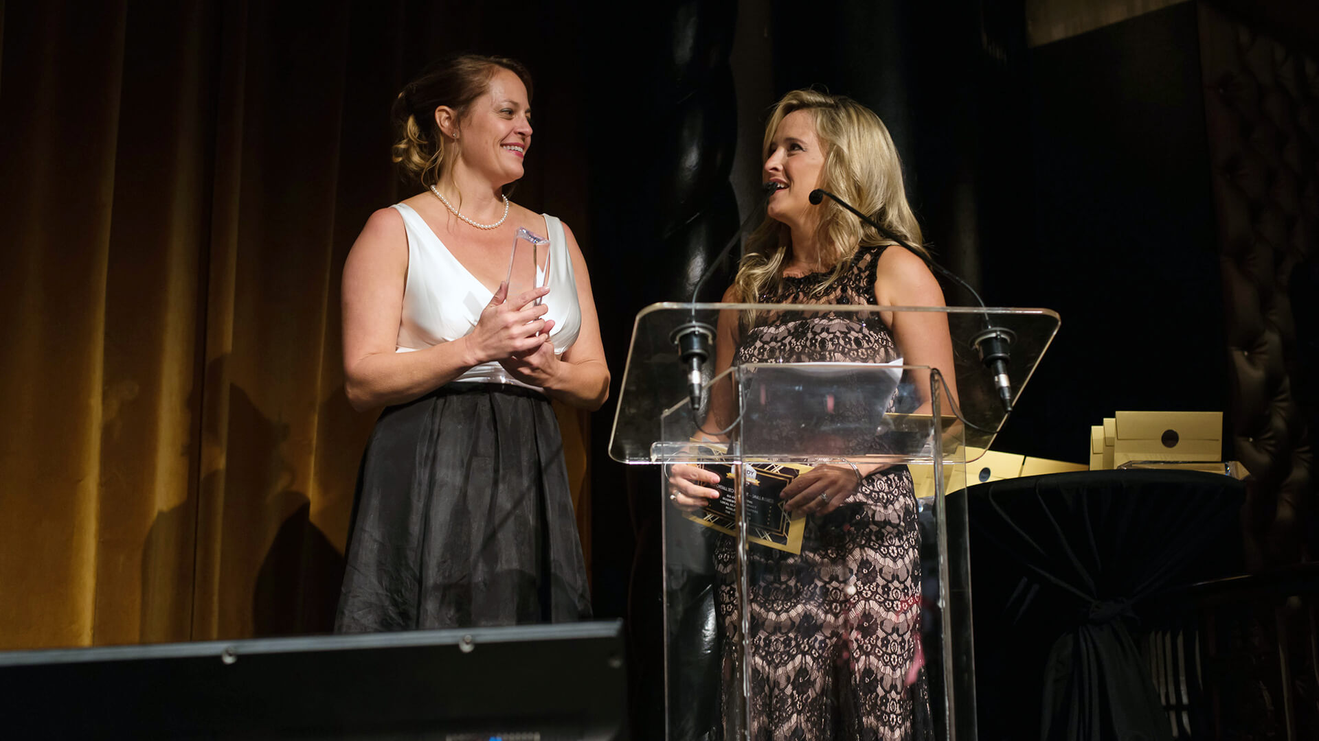 Kimberly Kuntz y Kate Sikora de Noble Studios aceptan el premio El Blog informatico Award a la mejor iniciativa de SEO para pequeÃ±as empresas.