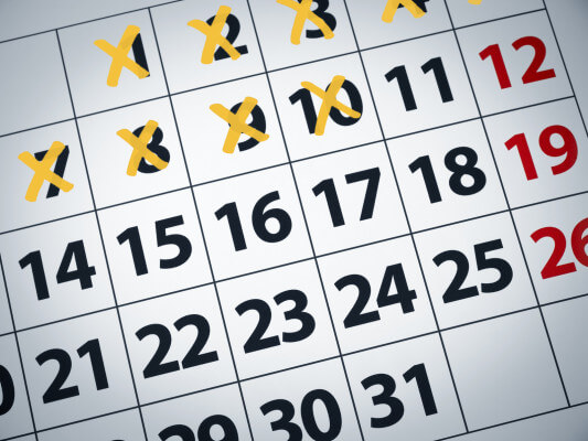Cierre de un calendario con algunos días tachados.